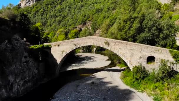 Aerea Uomo Che Cammina Ponte Pietra Antico Fiume — Video Stock