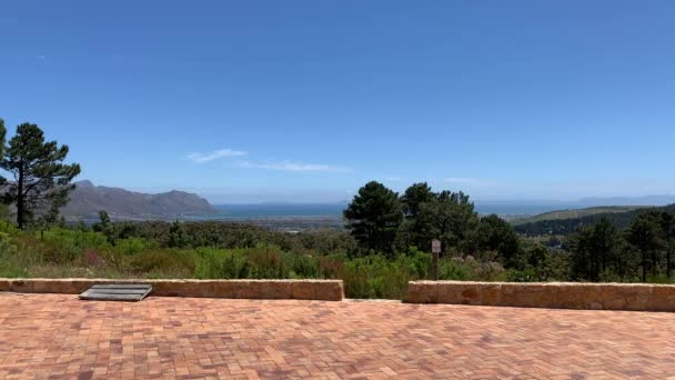 Fynbos Rostliny Fouká Větru Výhledem Oceán False Bay Hottentots Mountain — Stock video