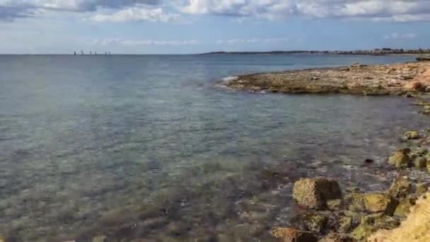 Mallorca Daki Kayalıkların Zamanı Dalgalar Bulutlar Hareket Ediyor Arka Planda — Stok video
