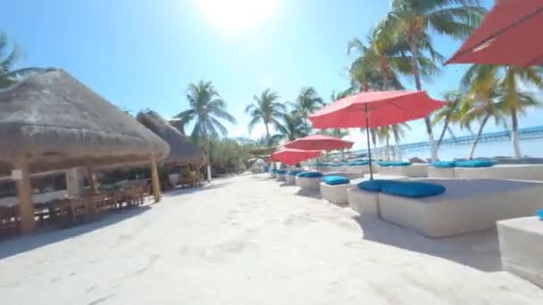 阳光明媚的一天 一架Fpv无人驾驶飞机穿过加勒比海海滩俱乐部 — 图库视频影像