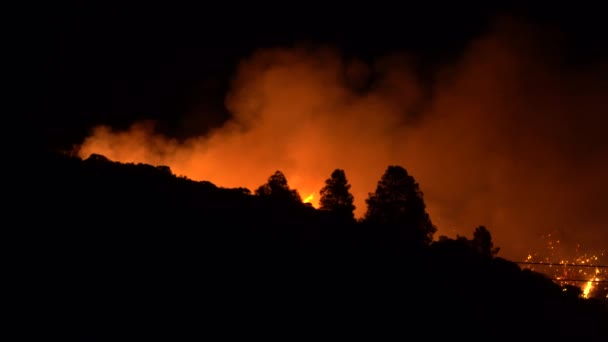 Şiddetli Alevlerle Tutuşturulan Büyük Dağ — Stok video