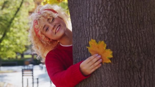 Nitwit Polish Tonåring Leker Med Lönn Löv Höstsäsong — Stockvideo