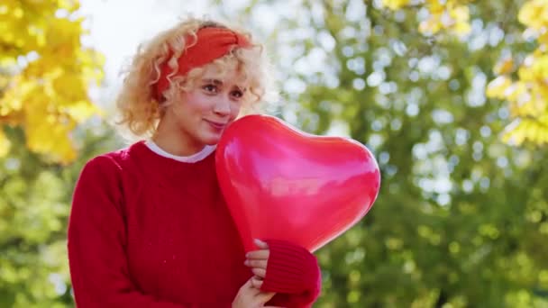 Borboletas Vermelhas Dos Namorados Sobre Apaixonar Pela Primeira Vez — Vídeo de Stock