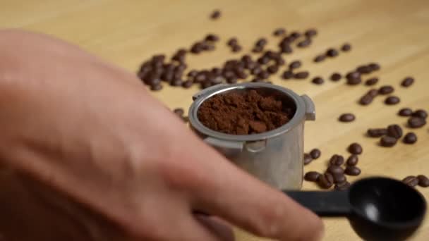 新鲜美味的褐色咖啡地被手工压缩 — 图库视频影像