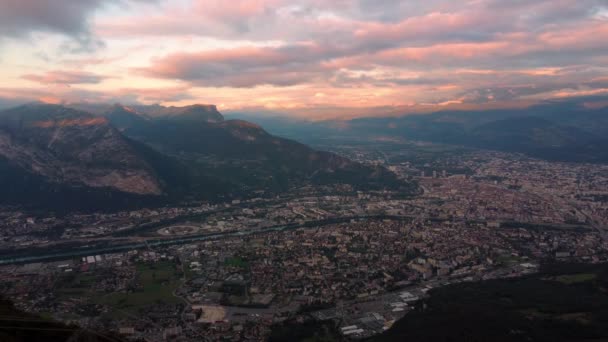 Grenoble Şehrinin Bulutlu Günbatımında Alp Dağlarıyla Çevrili Havadaki Zaman Atlaması — Stok video