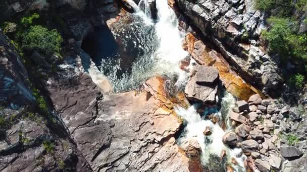 ブラジルの森の中の静かで風光明媚な隠された滝に流れる水 Veadeiros Goias ブラジル — ストック動画
