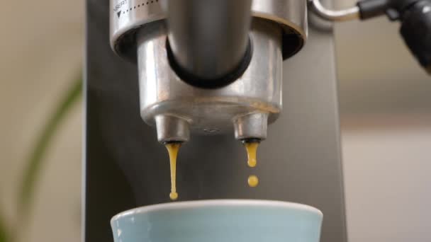 Köstlicher heißer, dampfender Kaffee, der in eine Tasse fließt, statische Nahaufnahme.