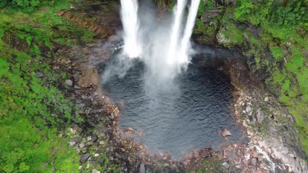 Cachoeira Incrível 120 Metros Uma Floresta Exuberante Lago Escuro Rio — Vídeo de Stock