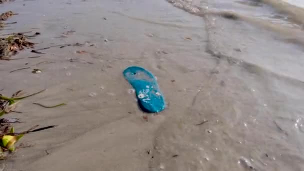 Déchets Pollution Plastique Des Océans Flip Flop Turquoise Jeté Échoué — Video