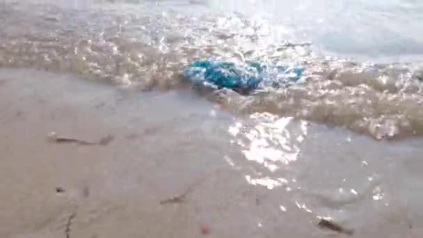 在亚洲的一个热带岛屿上 一个塑料垃圾污染了海洋 一个废弃的聚氯乙烯翻筋斗在一个受欢迎的旅游胜地海滨的海浪中飘扬 — 图库视频影像