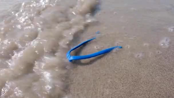 Resíduos Oceânicos Lixo Poluição Lixo Uma Borracha Azul Parcialmente Afundado — Vídeo de Stock