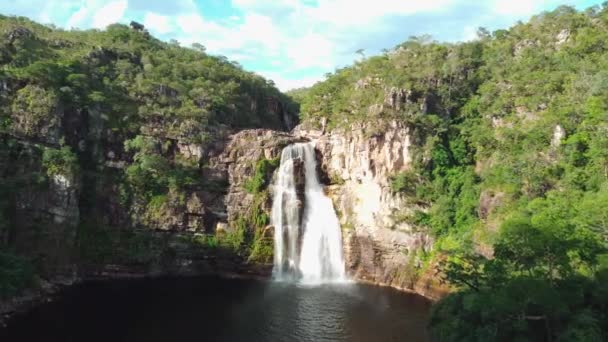 Yerli Ormanlarında Mavi Gökyüzü Olan Yemyeşil Bir Dağ Şelalesi Veadeiros — Stok video