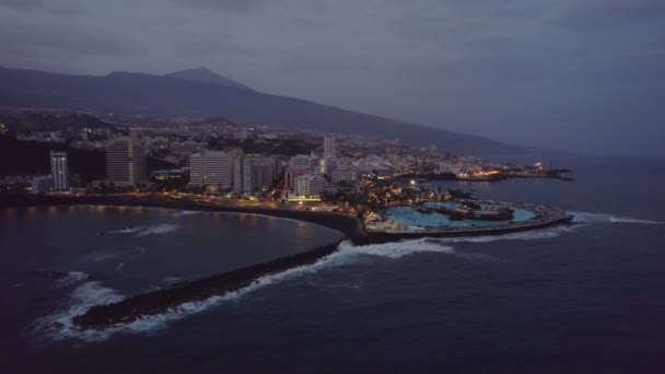 Centro Puerto Cruz Iluminó Antes Del Amanecer Escena Oscura Nublada — Vídeos de Stock