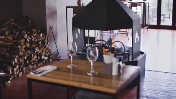 Elegante Mesa Comedor Lado Chimenea — Vídeo de stock