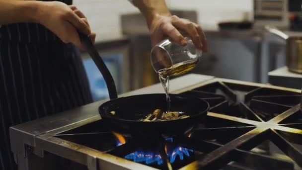 Chef Câmera Lenta Incendeia Panela Cozinha Profissional Perto Panela — Vídeo de Stock