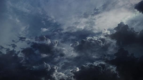 4K雷雨 天空中的云彩随着雷击而移动 — 图库视频影像