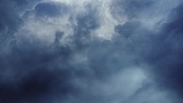 Tormenta Eléctrica Gran Punto Vista Del Rayo Detrás Densas Nubes — Vídeo de stock