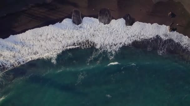 Vista Arriba Hacia Abajo Del Dron Olas Turquesas Rompiendo Playa — Vídeos de Stock