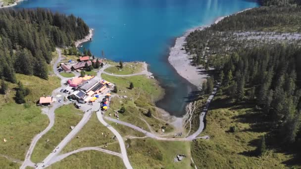 Aerial Oeschinen Λίμνη Μεταξύ Βραχώδη Βουνά Στις Άλπεις — Αρχείο Βίντεο
