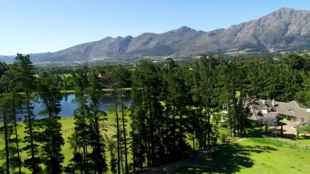 Schöne Kapstadt Luftaufnahmen Vom Tafelberg Und Grünen Bäumen Mit Wasserfontäne — Stockvideo