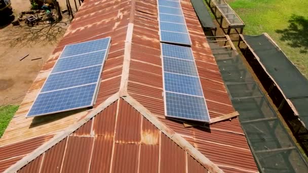 Solar Rostiga Tak Afrika Landsbygden Drivs Sol Flygfoto Solpaneler Farm — Stockvideo