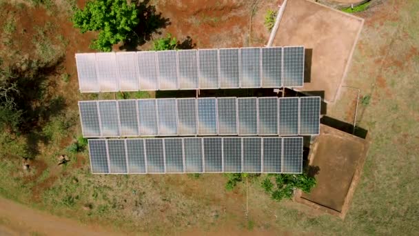 Industriële Drone Vliegt Door Zonnepaneelveld Voor Onderzoek Ecologische Constructie Zonnecentrale — Stockvideo