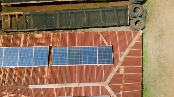 Güneş Enerjisiyle Çalışan Afrika Kırsalındaki Paslı Çatıda Güneş Panelleri Çiftliği — Stok video