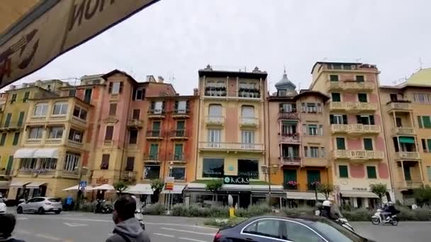 Santa Margherita Ligure Italyのカラフルな建物と交通 — ストック動画