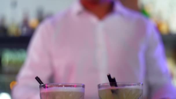 Barista Mettere Ombrelli Colorati Cocktail Tropicale Sul Bancone Del Bar — Video Stock