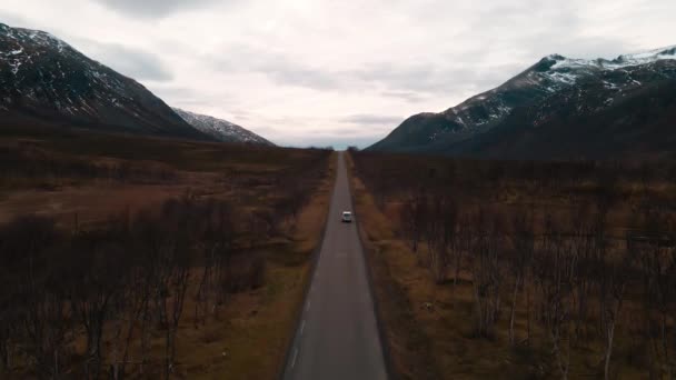 険しいノルウェーの田舎を通る田舎道 雪に覆われた山々 ドローン — ストック動画