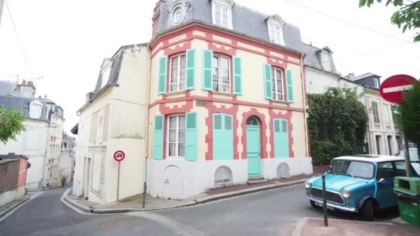 フランスのトルヴィルにある歴史的な家とヴィンテージ車のあるフランスの通りのショット — ストック動画