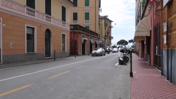 Samochody Wąskiej Ulicy Europejskiej Traffic Time Lapse Santa Margherita Ligure — Wideo stockowe