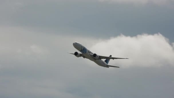 Avião Comercial Voo Escalada Através Céu Cinzento Nublado Durante Dia — Vídeo de Stock