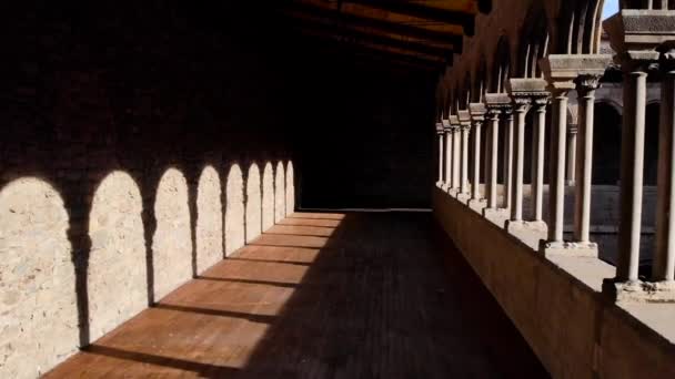 Aérea Monasterio Benedictino Santa Maria Ripoll Dentro Del Claustro — Vídeos de Stock