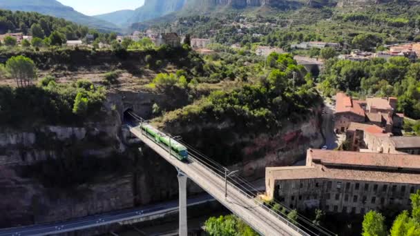 跨越现代桥梁的小机架铁路 — 图库视频影像