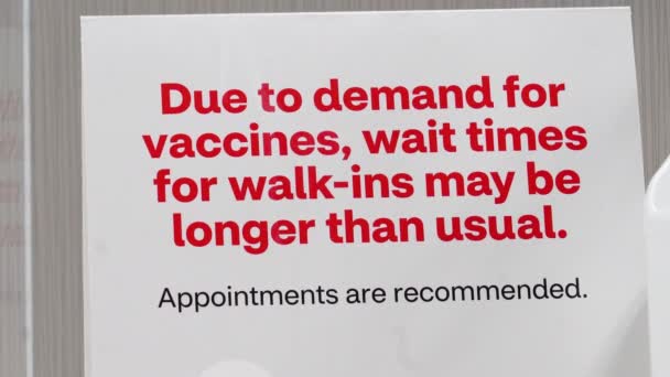 长等待时间的疫苗药方签署和推荐的Covid19和流感疫苗注射预约对高需求有很大影响 走进来的时间可能比平常长 — 图库视频影像
