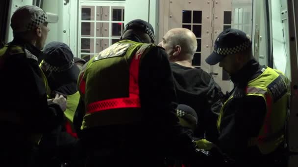 Полиция Задержала Арестованного Рядом Полицейским Фургоном Время Марша Миллионной Маске — стоковое видео