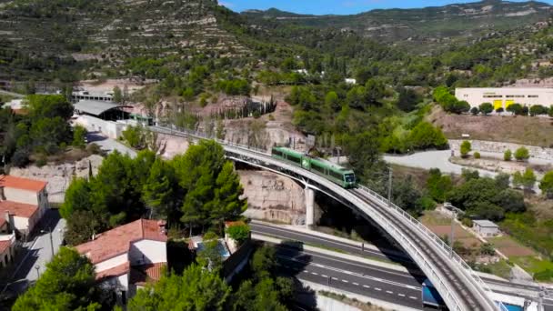 跨越现代桥梁的小机架铁路 — 图库视频影像