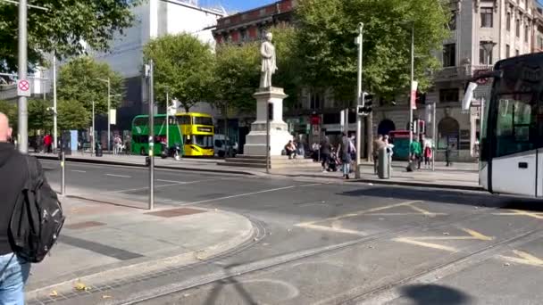 太陽の光の下でダブリン市内の公共バスや車との交通の遅い動きのPov — ストック動画