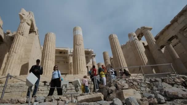 Aten Grekland Oktober 2021 Folkmassa Turister Akropolis Propylaea Porten Bakgrunden — Stockvideo