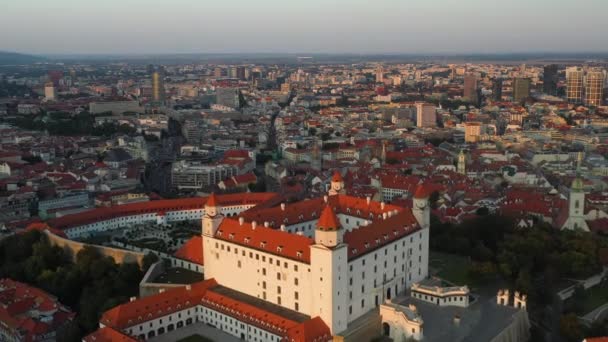 ブラチスラバのブラチスラバ城の遅い露出ドローンショットスロバキア 黄金の時間の間に — ストック動画
