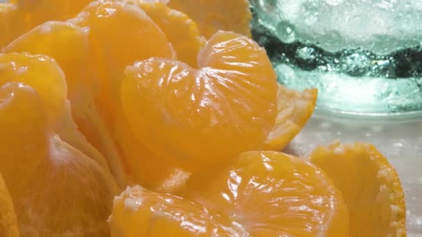 Extreme Close Vers Tangerine Toppen Met Glas Groene Plant Voorgrond — Stockvideo