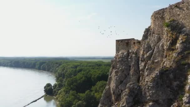 Hrad Devin Şatosunun Dönen Yan Açılı Insansız Hava Aracı Görüntüsü — Stok video