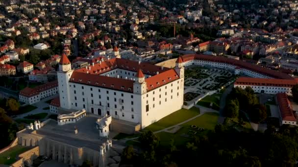 Κινηματογραφικό Περιστρεφόμενο Drone Shot Του Κάστρου Της Μπρατισλάβα Στη Σλοβακία — Αρχείο Βίντεο