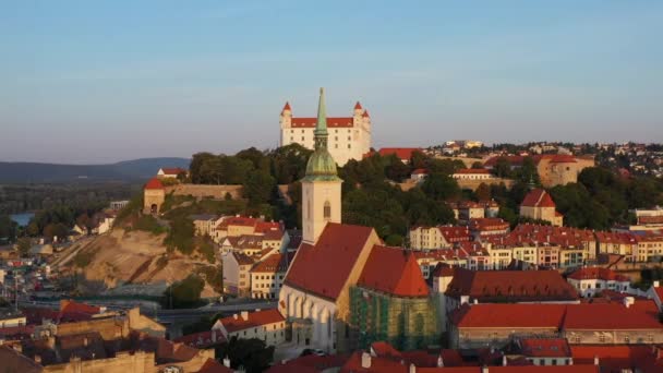 Brede Roterende Drone Schot Met Sint Martinuskathedraal Voorgrond Bratislava Kasteel — Stockvideo