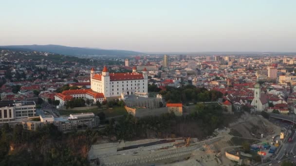 Larga Rotação Drone Tiro Revelando Castelo Bratislava Bratislava Eslováquia — Vídeo de Stock