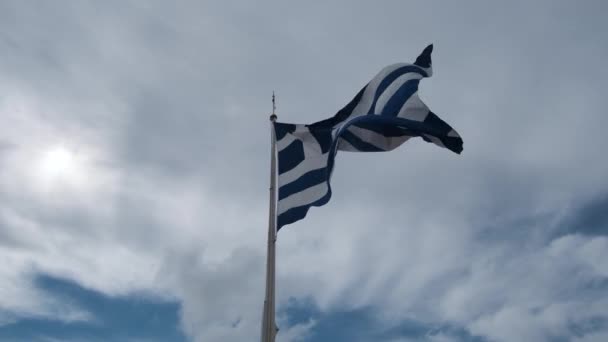 Mouvement Lent Drapeau Grec Ondulant Sur Vent Contre Ciel Nuageux — Video