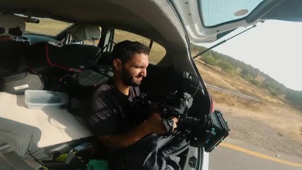 Videógrafo Profesional Filmando Desde Maletero Trasero Coche — Vídeo de stock