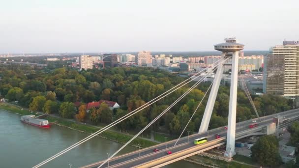 Drone Rotativo Largo Disparado Pela Ponte Revolta Nacional Eslovaca Bratislava — Vídeo de Stock