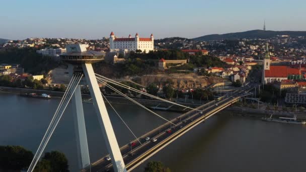 Snímek z filmového dronu z mostu Slovenského národního povstání a Bratislavského hradu v pozadí Bratislavy, Slovensko